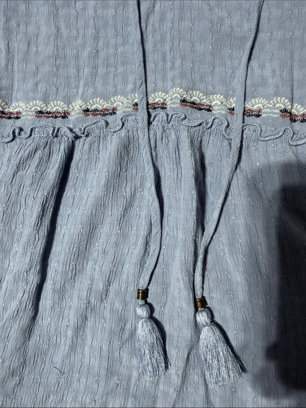 Knox Rose Light Blue Embroidered Sleeveless Peasant Top - Picture 4 of 4